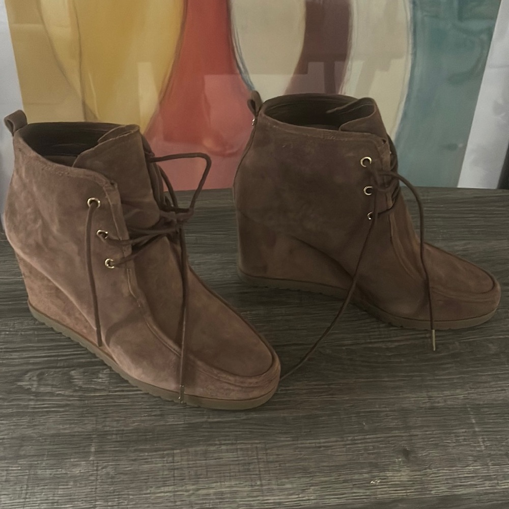 Beautiful Color Kamel Brand New … Worn Once..Comfortable and Classy!